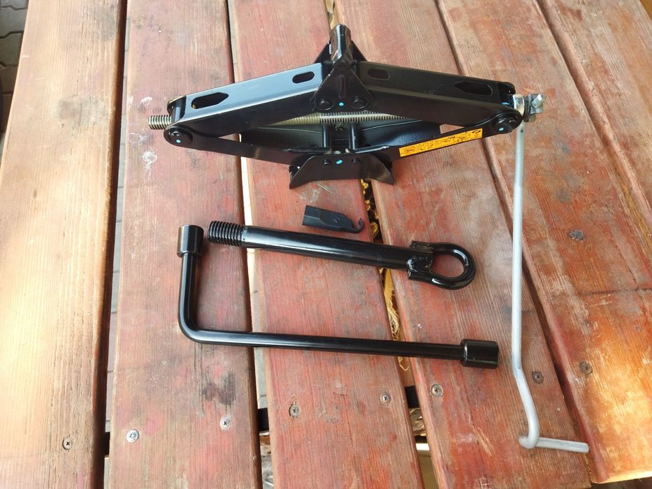 Домкрат Ключ коліс Крюк Буксирування на Renault Nissan