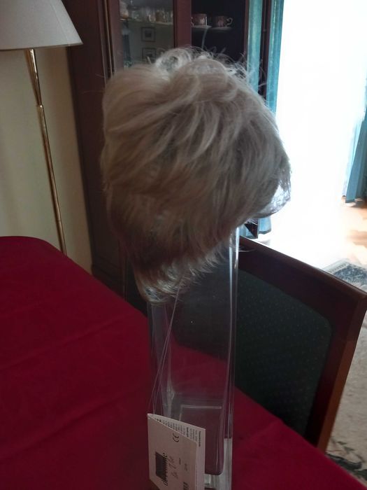 Piękna peruka - nowa