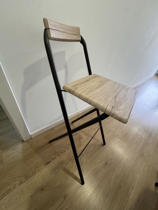 Banco de bar com assento e encosto em madeira