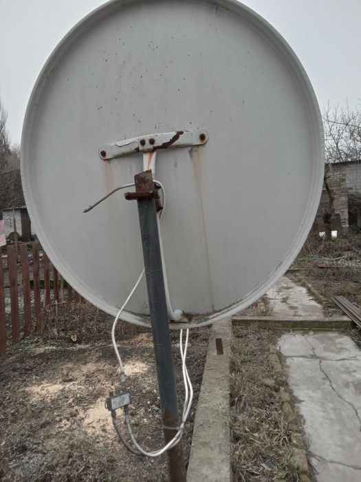 Спутниковая антена Variant с 3-мя головками и кабелем