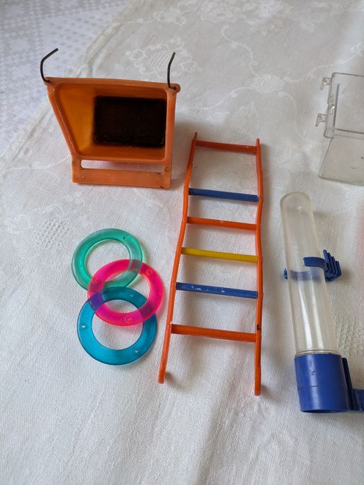 Годівничка, поїлка,  качелі для птахів