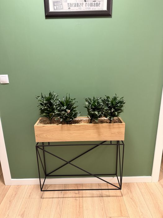 Elegancki kwietnik nascienny do salonu, przedpokoju