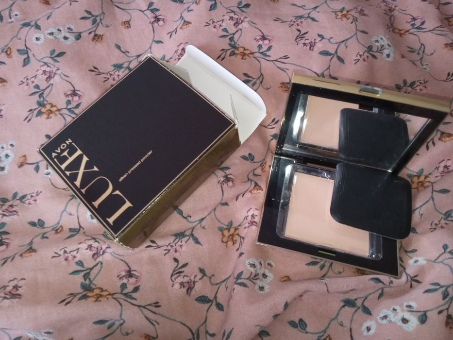 Puder prasowany Avon Luxe Fair Silk