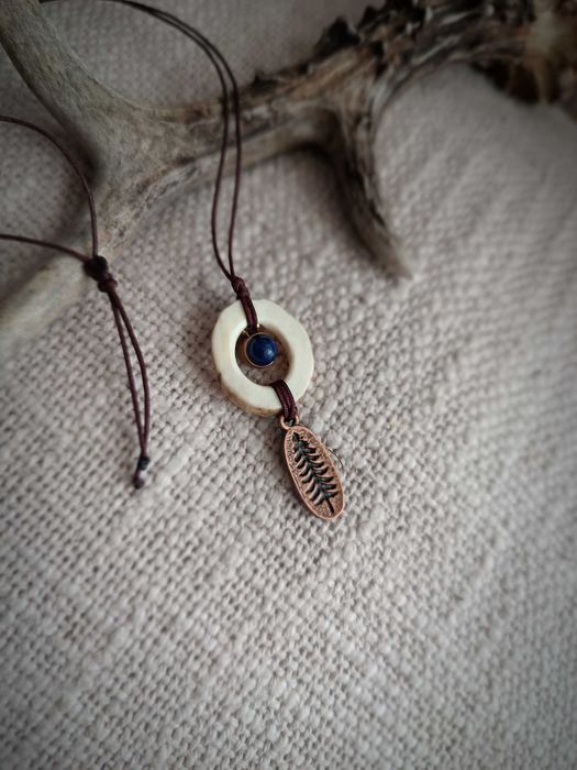 Naszyjnik amulet z fragmentem poroża jelenia
