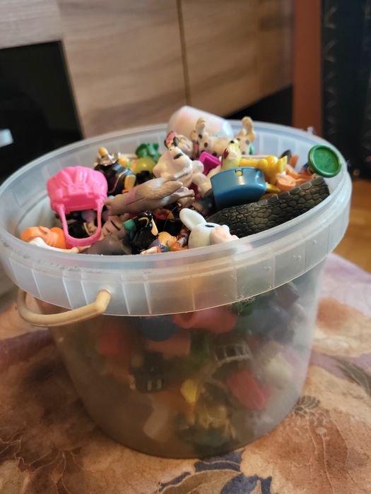 Pudełko z zabawkami kinder niespodzianki
