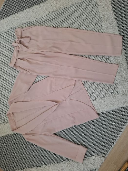 Zestaw pudrowy  garnitur  spodnie F&F  marynarka r. 40, L