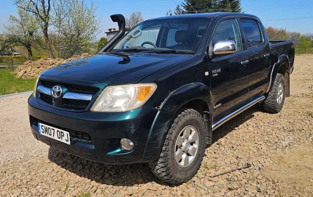 Разборка Toyota Hilux бампер комплектний
