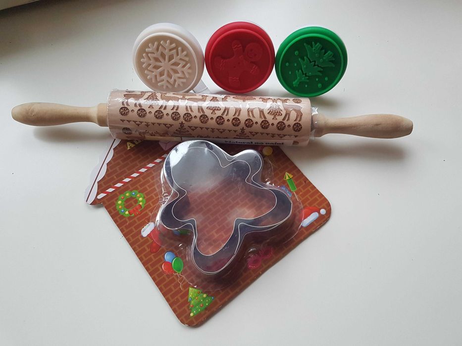 Wałek świąteczny i foremki wykrawaczki do  świątecznych pierniczków