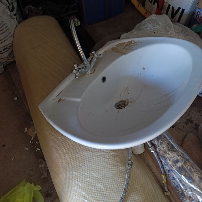 Продаю умывальник Тюльпан