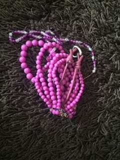 conjunto de pulseiras roxas