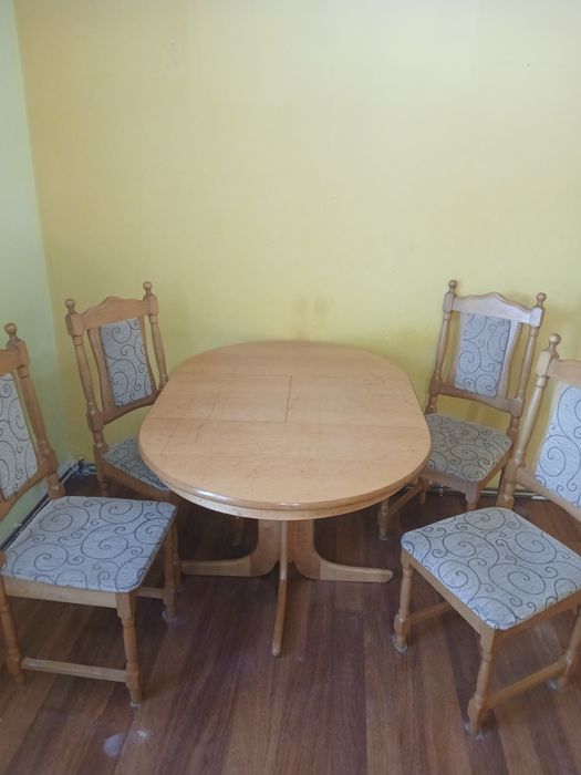 Drewniany stół z krzesłami