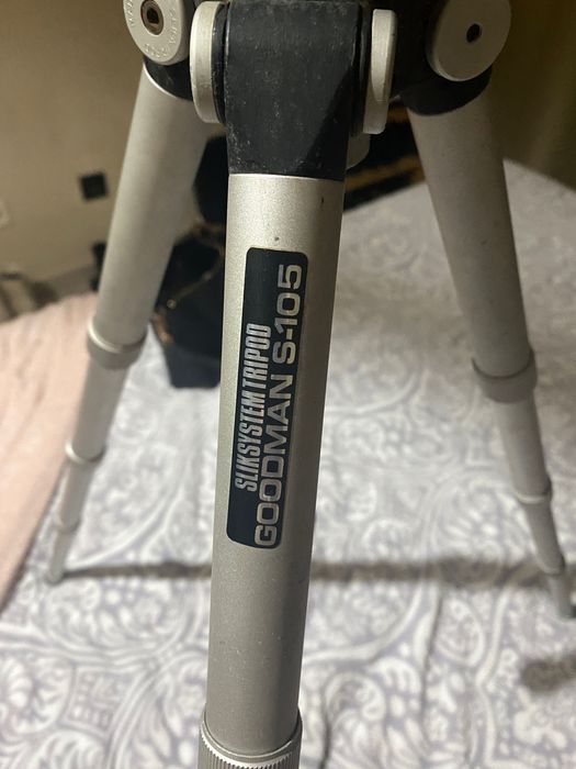 Tripé para fotografia/vídeo, estável, em bom estado