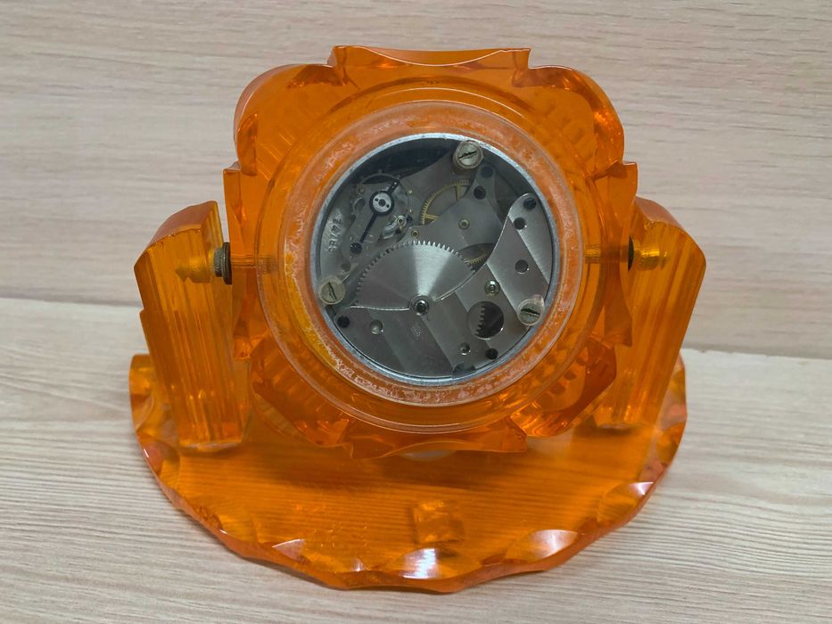 Годинник настільний на впевненому ходу