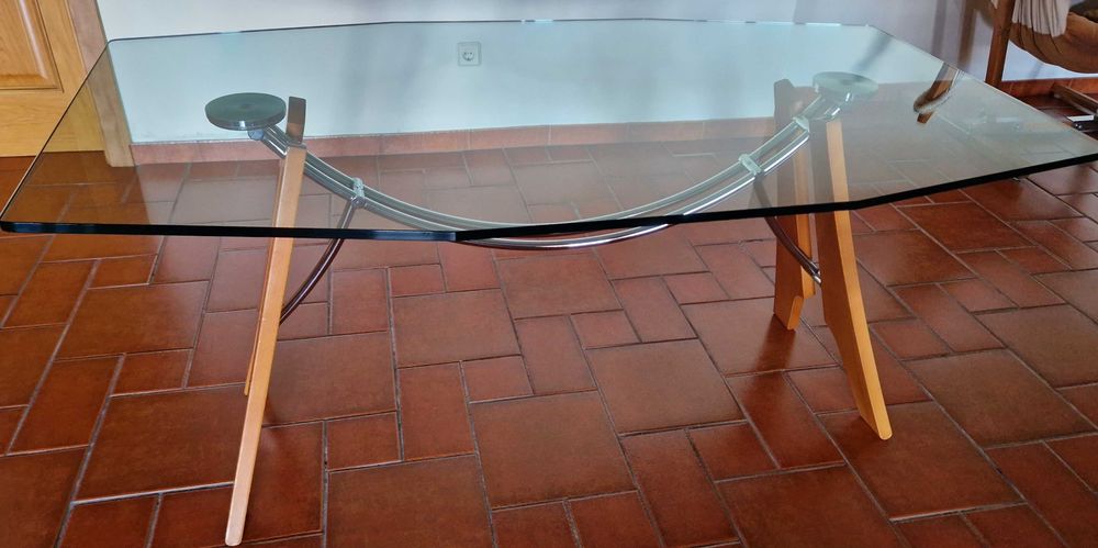 Conjunto - 1 Mesa de Vidro Temperado e 6 Cadeiras de Madeira