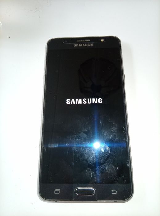 Телефон Samsung J7