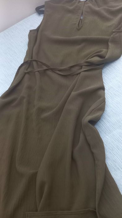 Vestido midi  fluido   verde azeitona da Mango