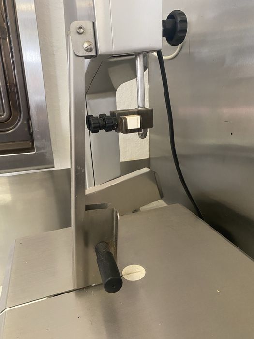 Serra de fita de cortar peixe ou carne e Hamburgueira