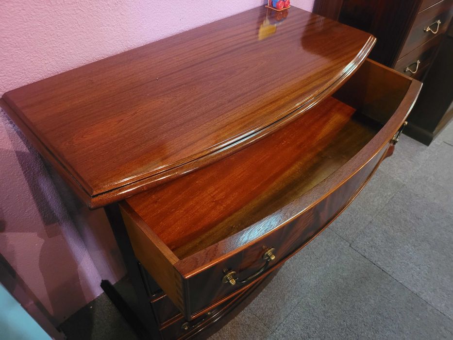 Pequena cómoda em óptimo estado geral