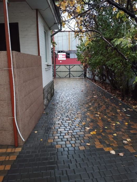 Здається подобово будинок,3 кімнати.