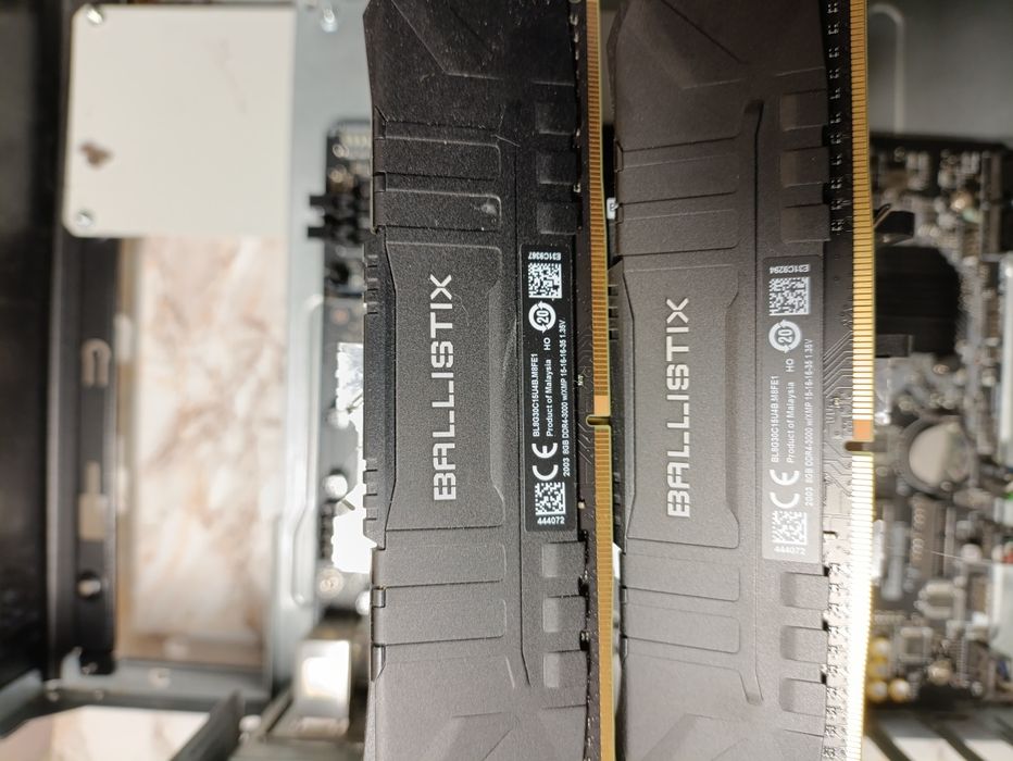 H310 I5 9400f Crusial Ballistics ddr4 16 gb 3000mhz