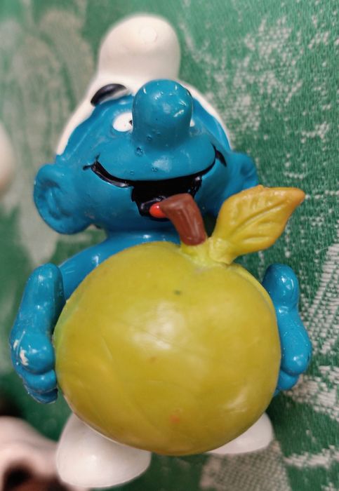 Antigo smurfs estrumfe com maçã de 1983