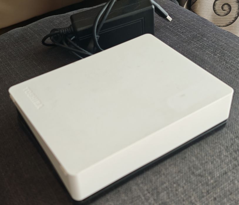 Zewnętrzny dysk twardy firmy Toshiba w środku Maxtor 250GB