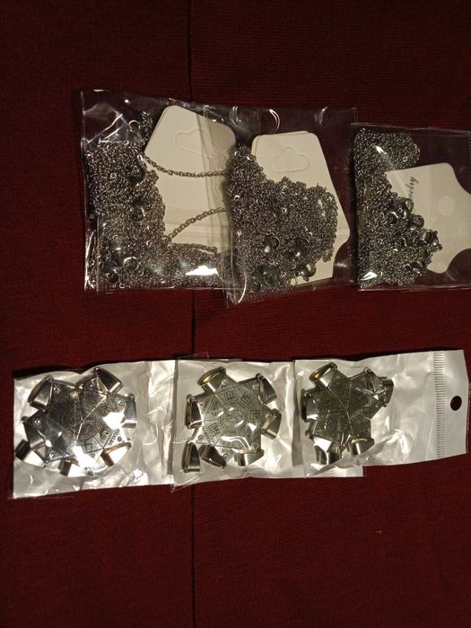 Colares, porta-chaves, brincos, pulseiras, anéis, pins, etc