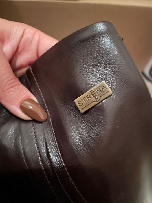 Botas em pele da strenna