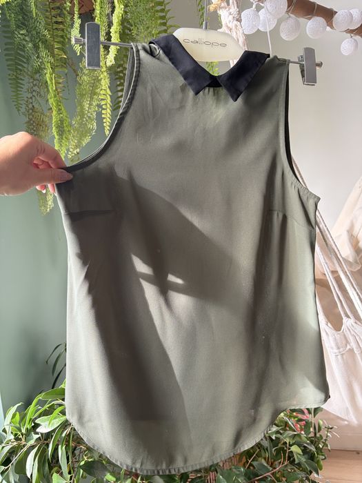 Elegancka luźna bluzeczka bezrękawnik z kołnierzykiem khaki r. S