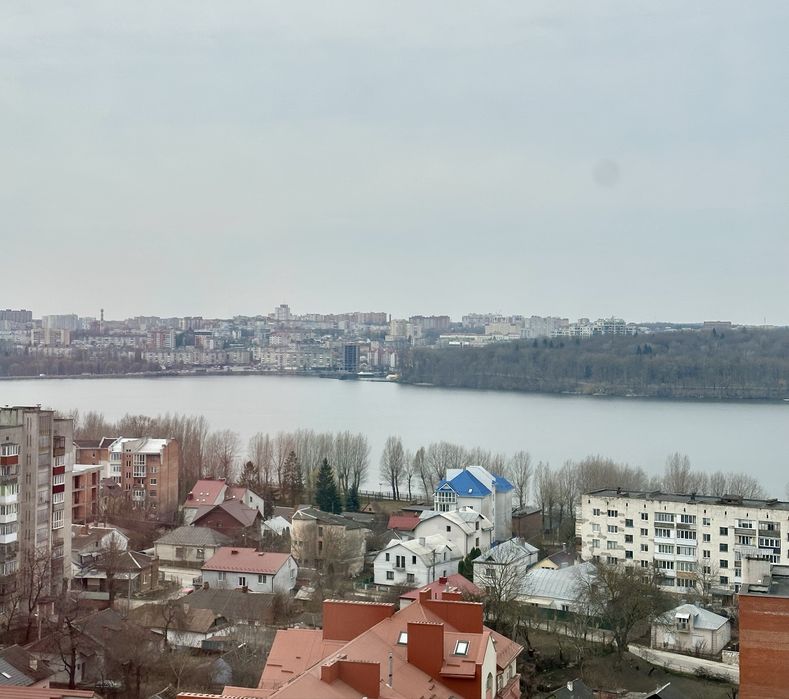 Продаж 2км квартири з виглядом на озеро, вул. Нечая