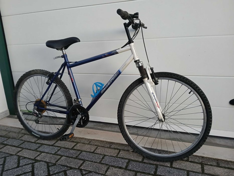 Bicicleta com amortecedores em bom estado