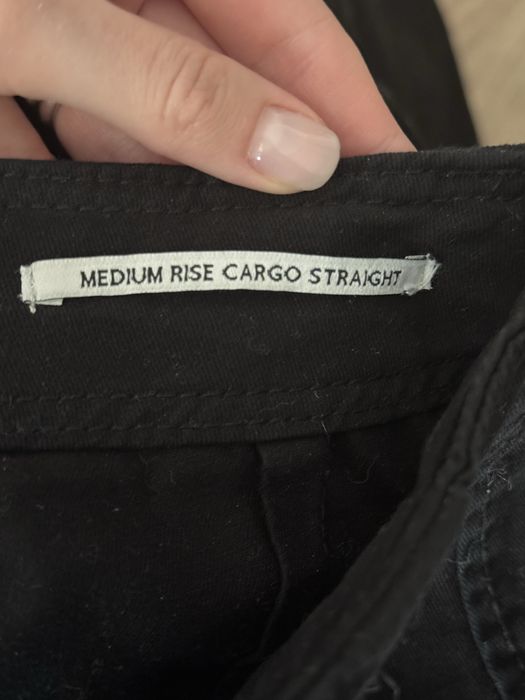 штани Bershka medium rise cargo straight