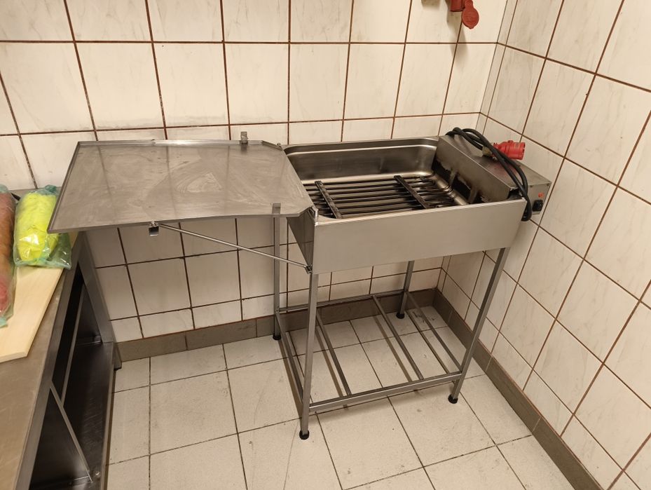 Dwa smazalniki do pączków patelnie