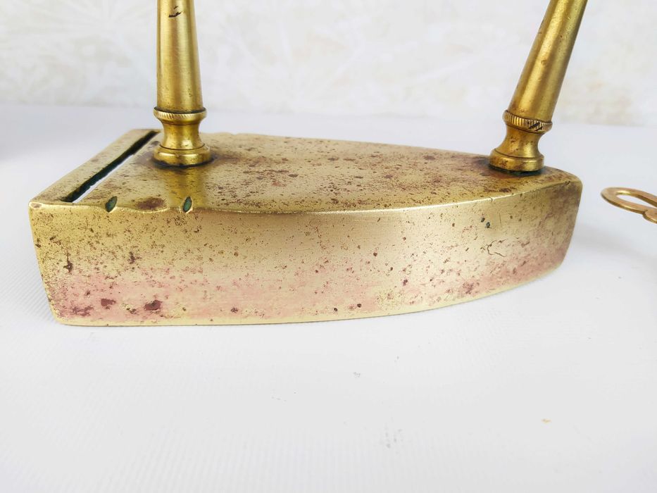 Старинный тяжелый утюг с заслонкой на подставке. Германия.