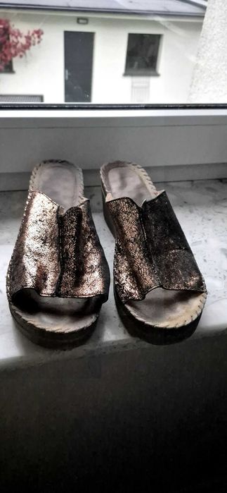 Złote wygodne buty na klinie 41