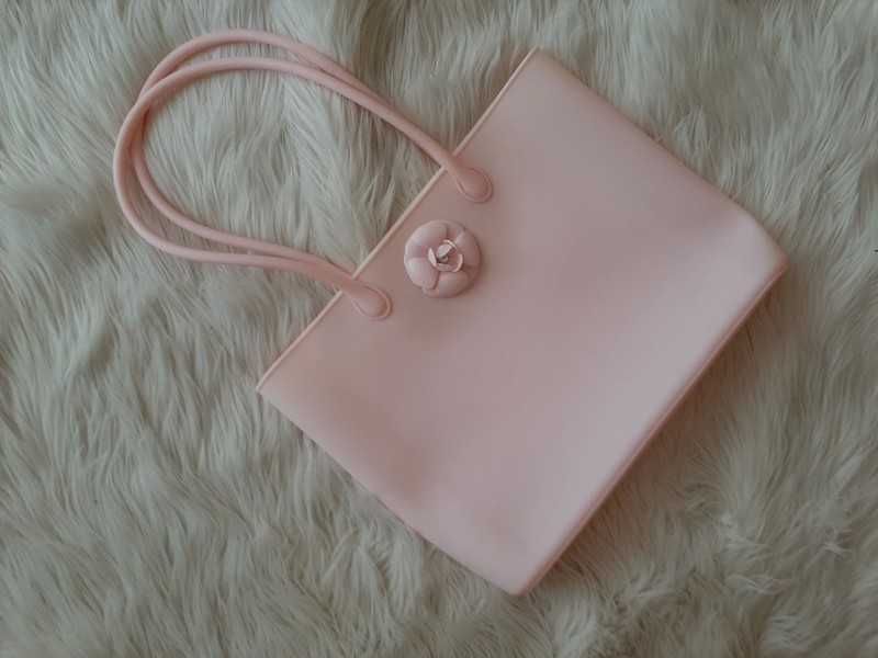 Gumowa różowa torebka na ramię