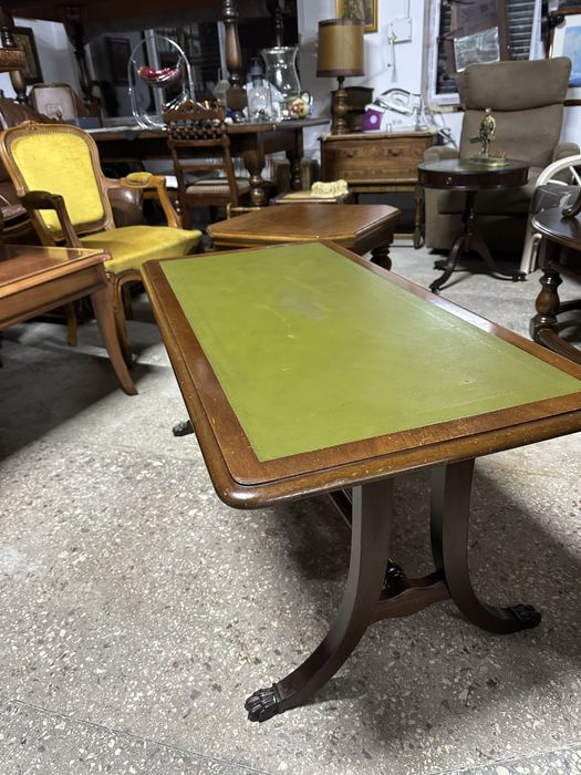 Стіл журнальний.