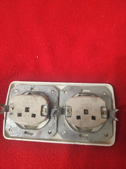 Белый выключатель.