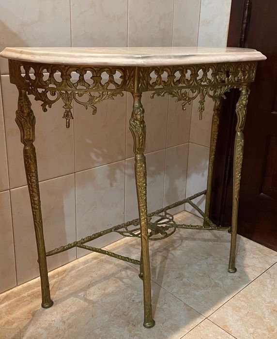 Mesa de latão  usada