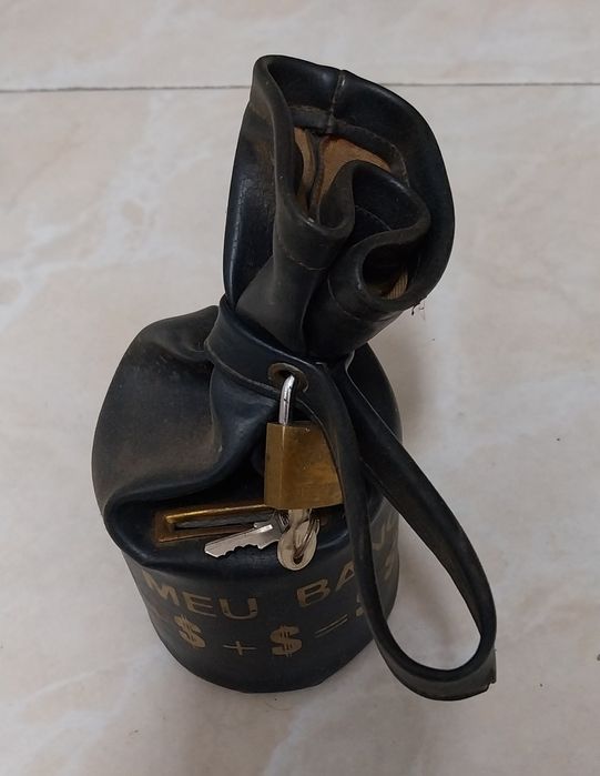 Mealheiro antigo com cadeado Meu banco