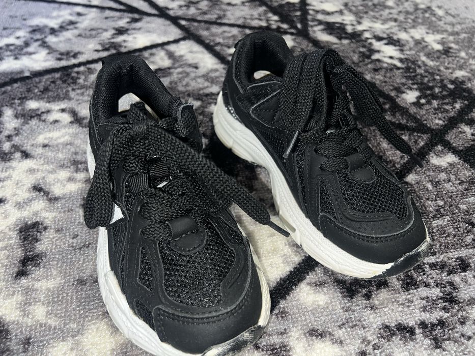 Продам дитячі кросівки