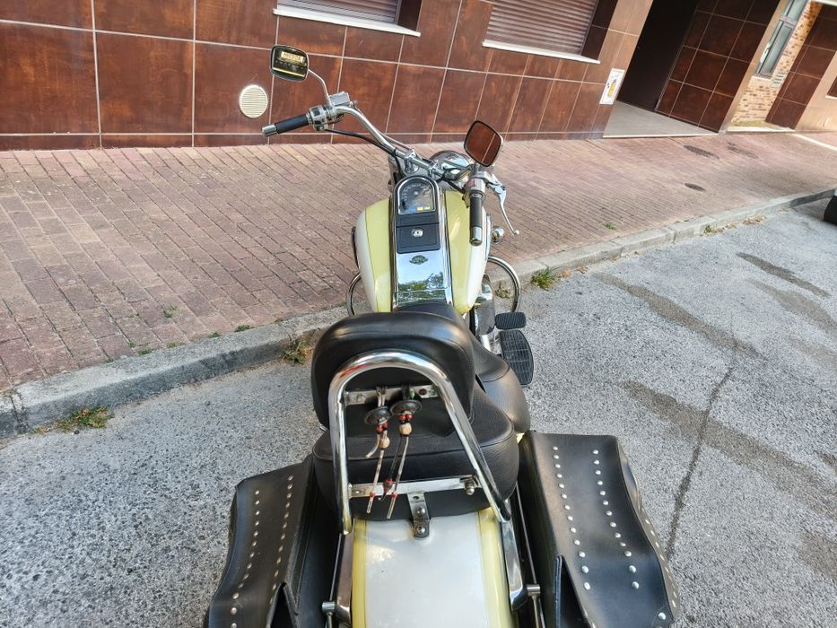 Suzuki intruder 1500 LC amarela