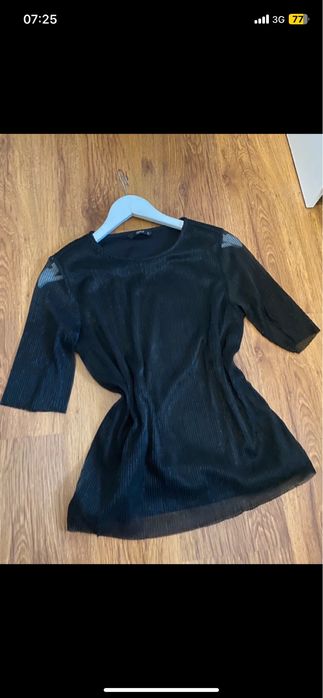 Czarna pilsowana bluzka