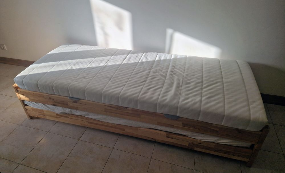 Cama empilhável IKEA UTÅKER 2 camas individuais 90×200 cm + 2 colchões