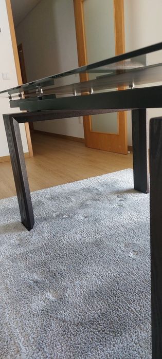 Mesa em vidro e madeira wengue