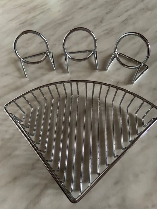 Угловая полочка-решетка в ванную..