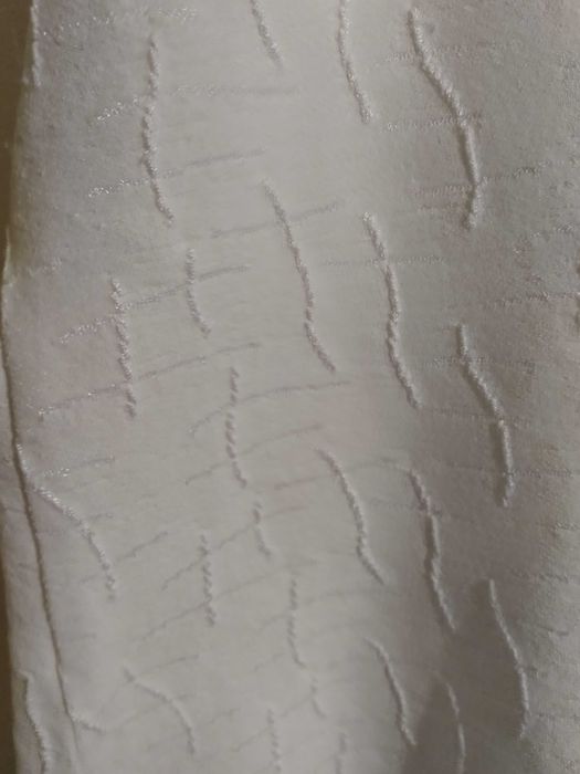 Sprzedam oryginalną białą bluzkę z długim rękawem rozmiar 110/116