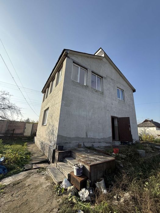 Продаж будинку!смт Володарка!Центр