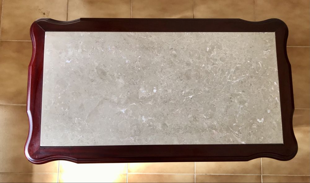 Mesa de centro em madeira com tampo de mármore