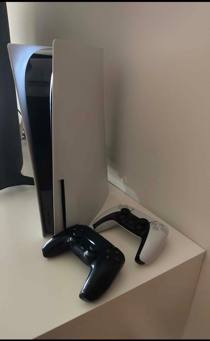 PlayStation 5 com dois comandos originais